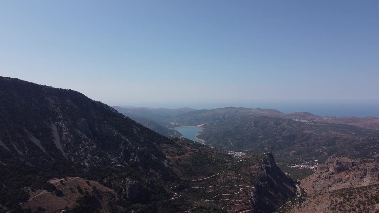 空中自然希腊风景与海，山，橄榄树和房屋在克里特岛。夏季度假旅游目的地。视频素材