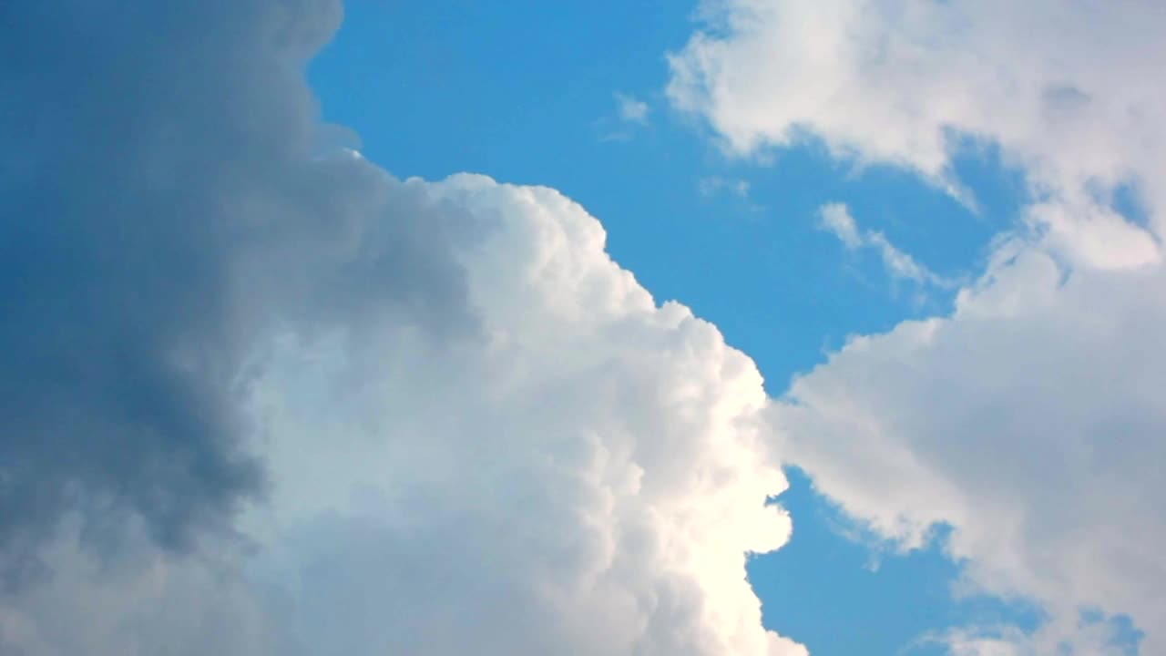 雨前天空中云的时间流逝视频素材