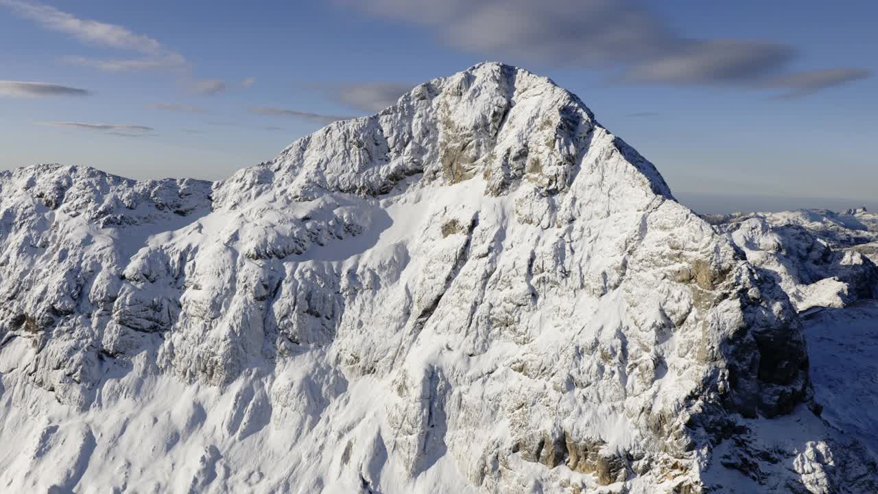 空中拍摄的特里格拉夫山，山顶有雪视频素材