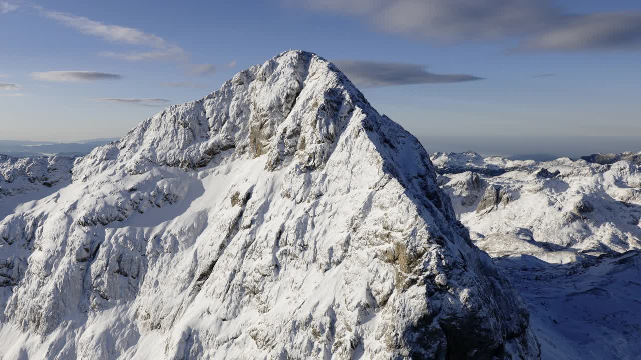 空中拍摄的特里格拉夫山，山顶有雪视频素材