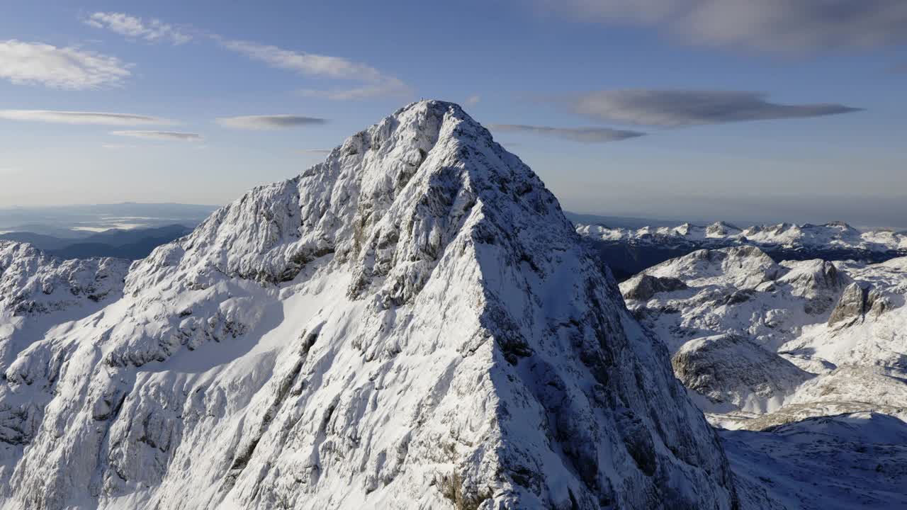 空中拍摄的特里格拉夫山，山顶有雪视频素材