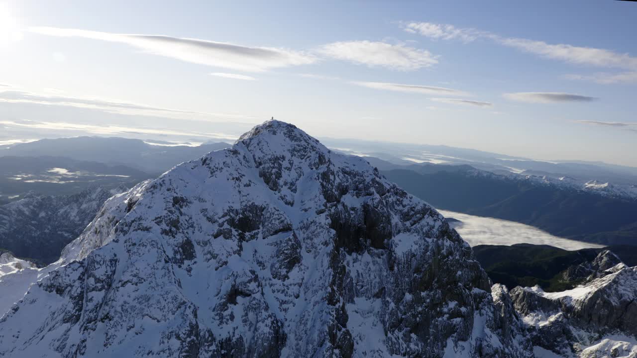 空中拍摄的特里格拉夫山，山顶有雪视频素材