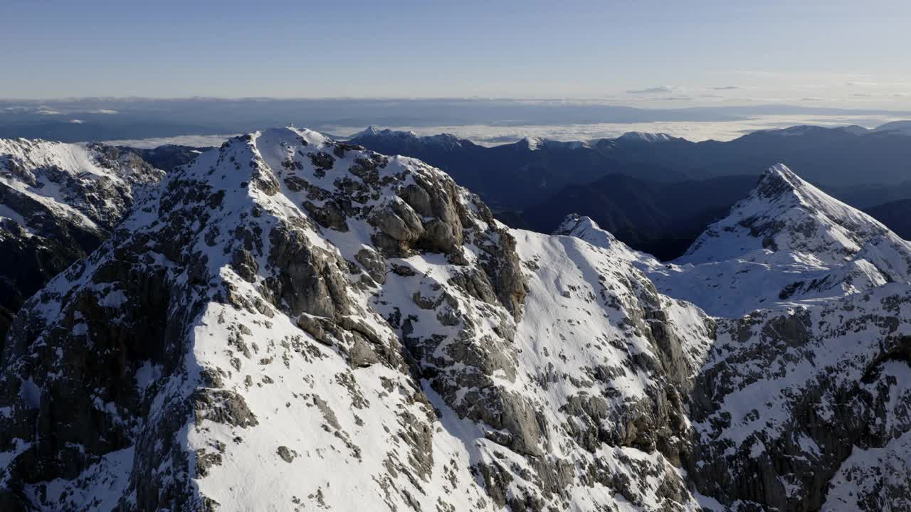 空中拍摄的特里格拉夫山，山顶有雪视频素材