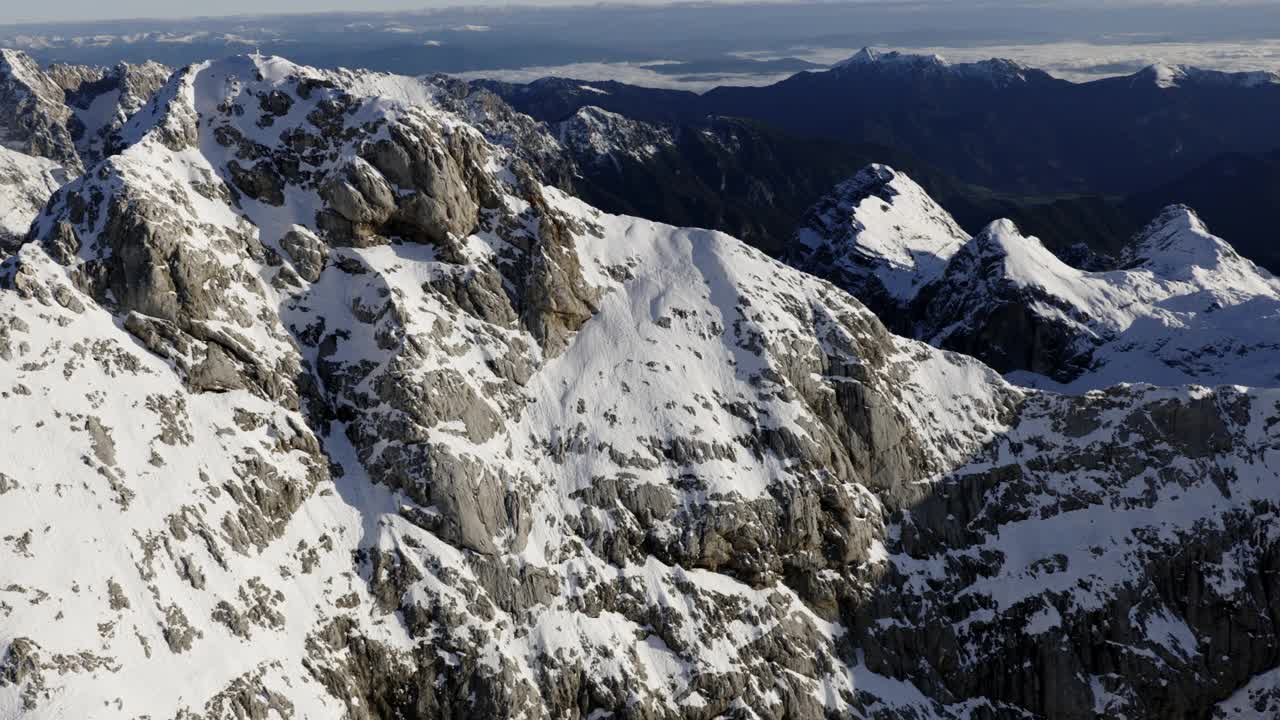 空中拍摄的特里格拉夫山，山顶有雪视频素材