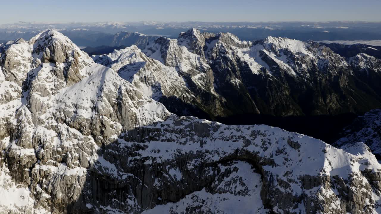 空中拍摄的特里格拉夫山，山顶有雪视频素材