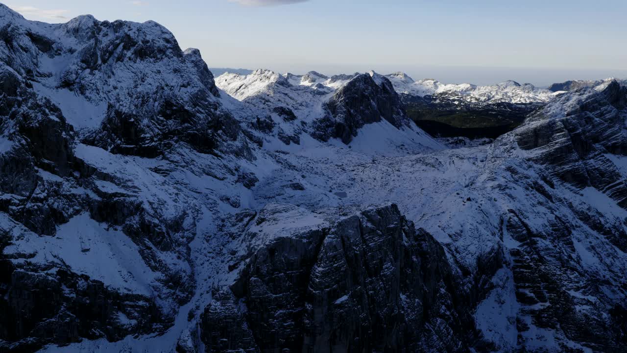 空中拍摄的特里格拉夫山湖泊山谷在晨光视频素材