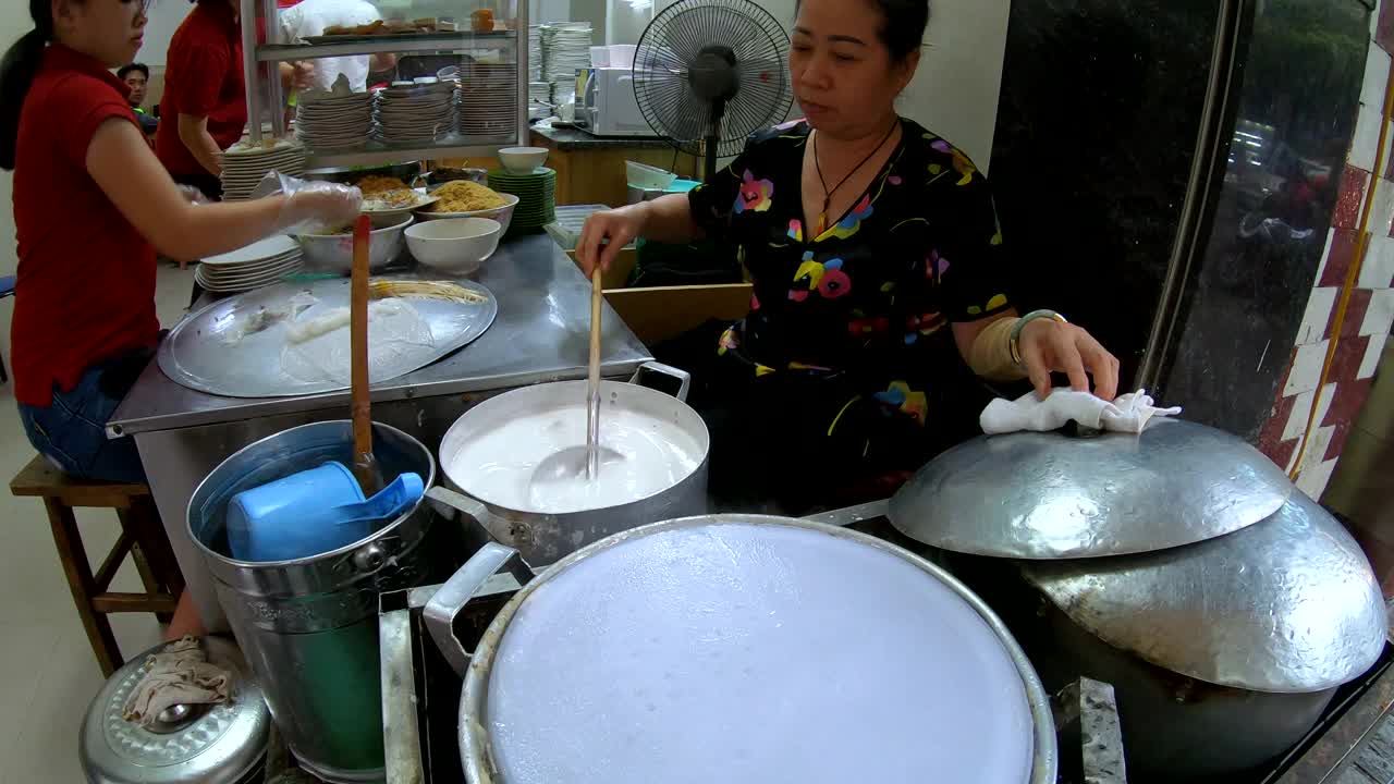 河内市场上，当地的越南女士正在做春卷视频素材