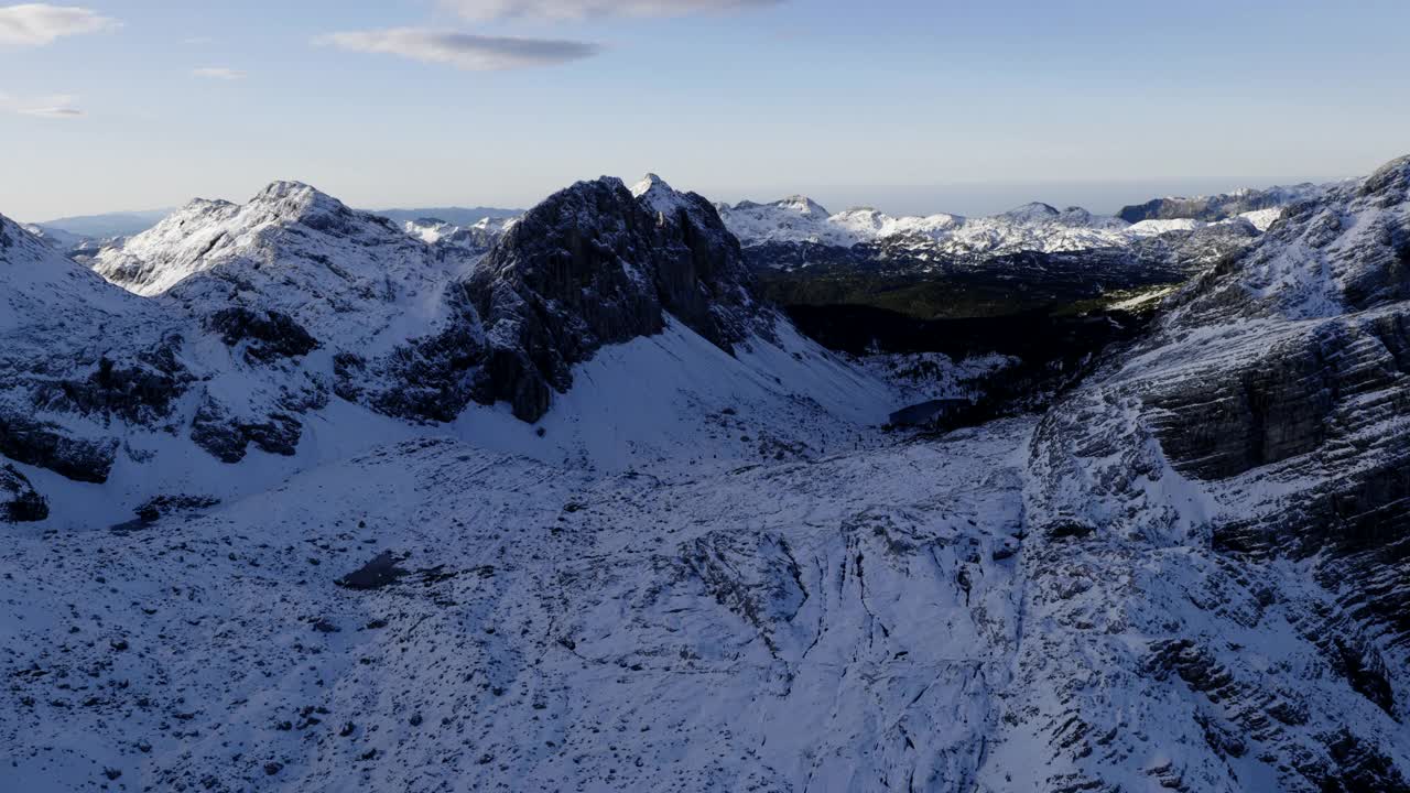 空中拍摄的特里格拉夫山湖泊山谷在晨光视频素材