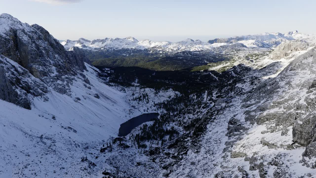 空中拍摄的特里格拉夫山湖泊山谷在晨光视频素材