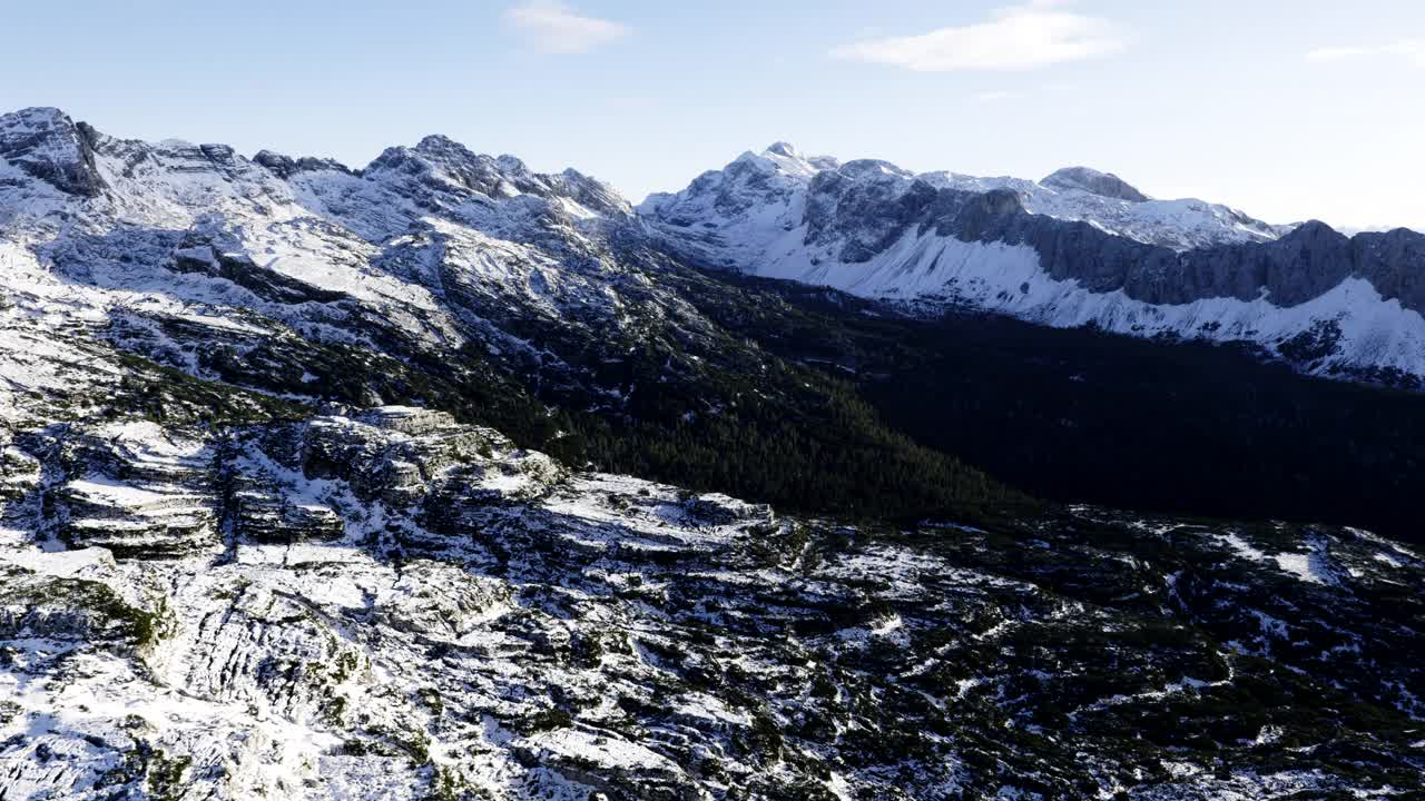 空中拍摄的特里格拉夫山湖泊山谷在晨光视频素材