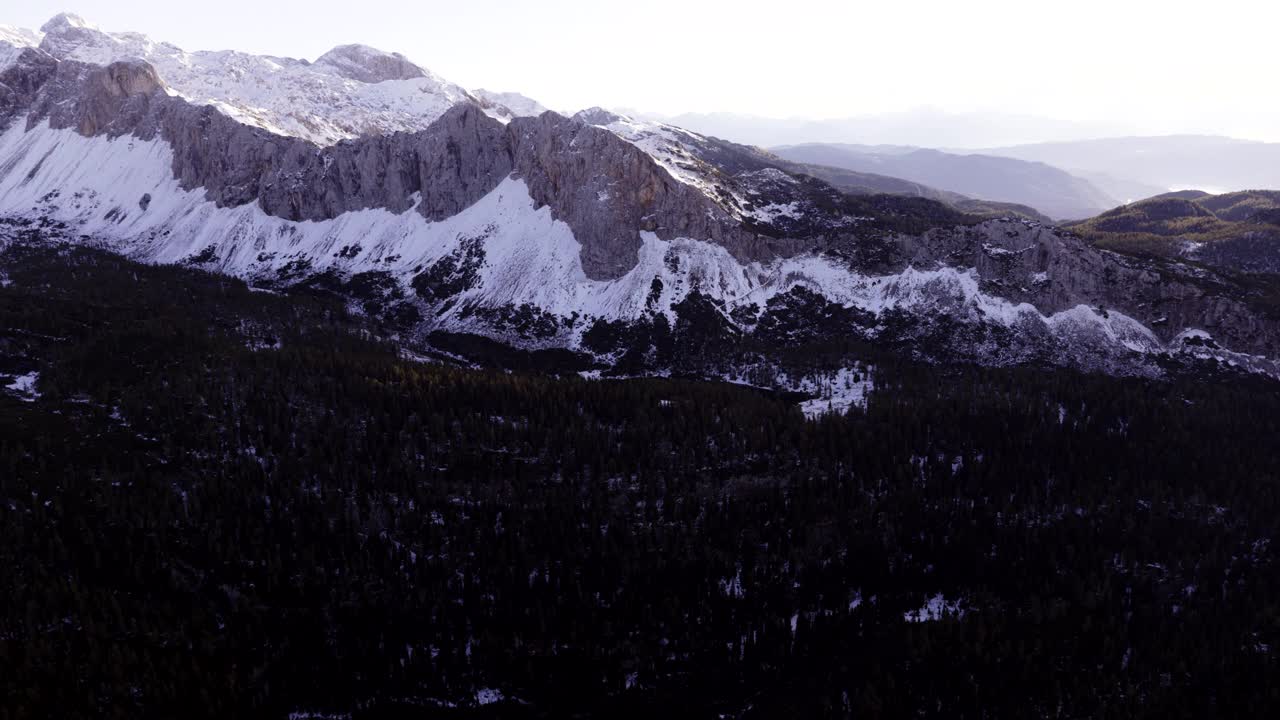 空中拍摄的特里格拉夫山湖泊山谷在晨光视频素材