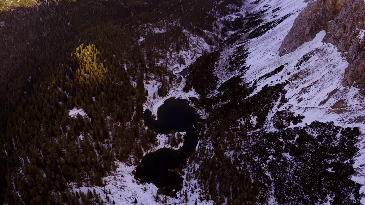 空中拍摄的特里格拉夫山湖泊山谷在晨光视频素材