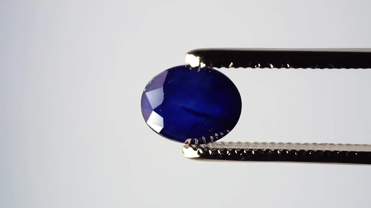 天然蓝宝石宝石放在转盘上视频素材