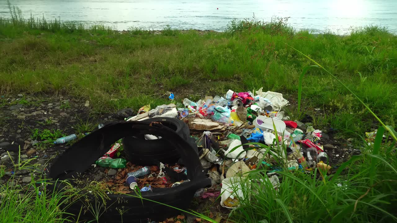 海滩环境污染，海边垃圾成堆视频素材