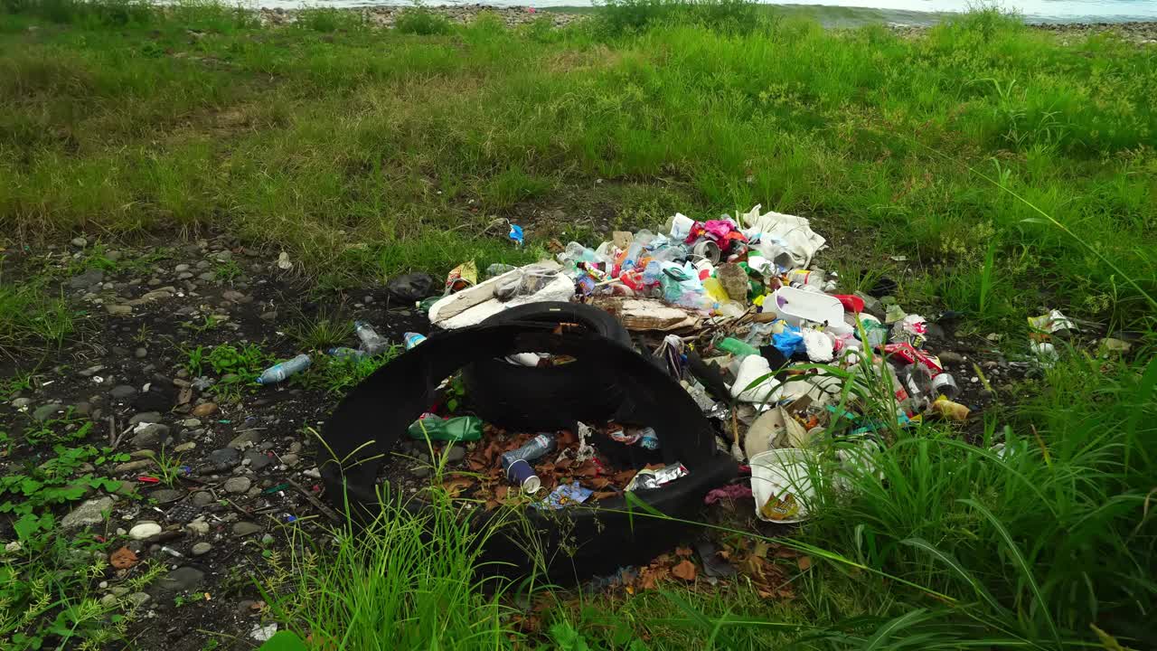 海滩环境污染，海边垃圾成堆视频素材