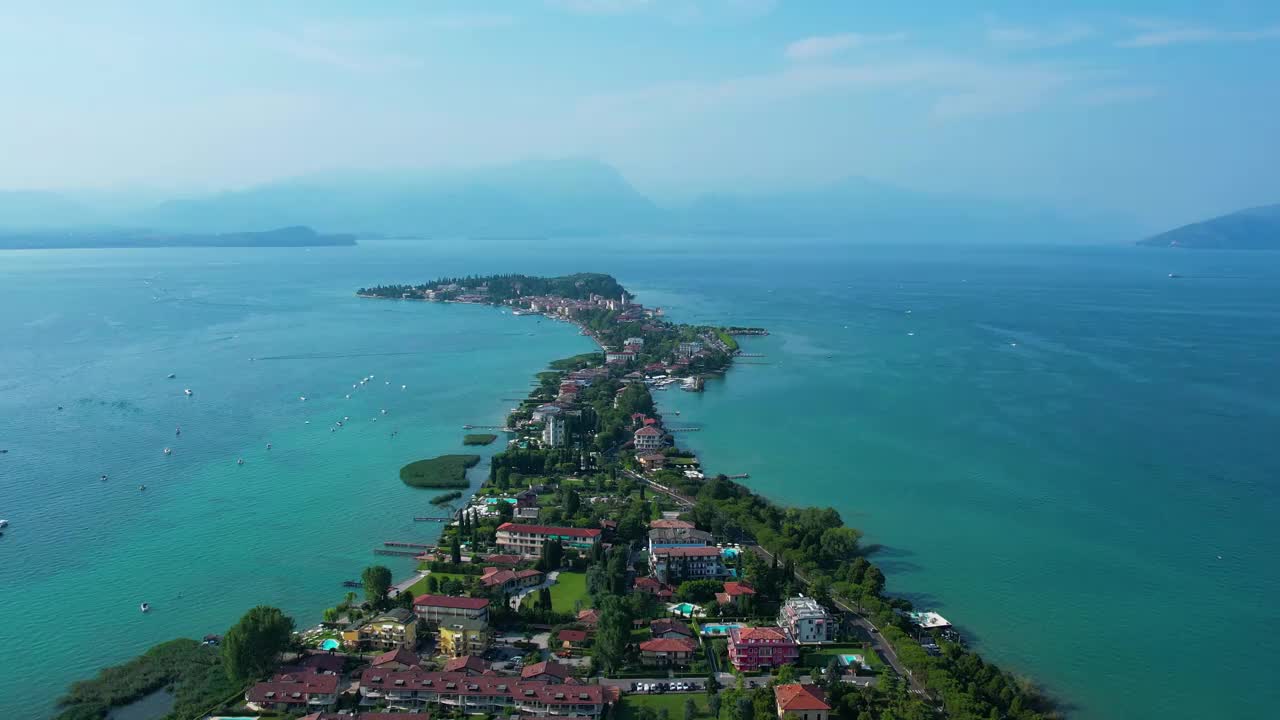 加尔达湖岸边Sirmione度假村海岸线的空中4K视频视频素材