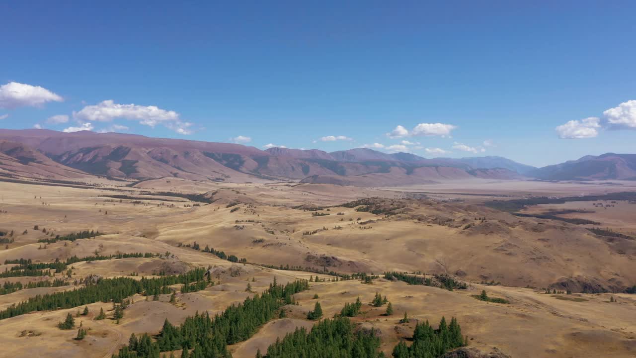 空中飞过群山环抱的沙漠草原视频素材