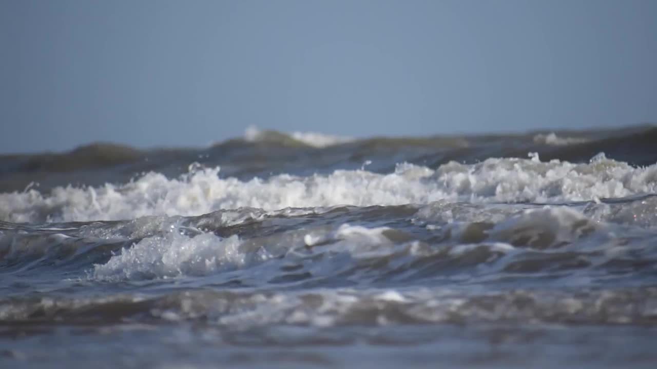 海浪冲击着印度古吉拉特邦库奇的曼dvi海滩。美丽的热带海滩与蓝色的天空与海浪冲击空海滩在夏天视频素材