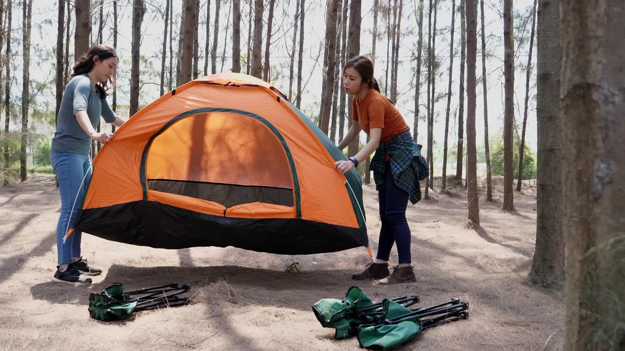 一群年轻的亚洲女孩露营，旅行和友谊的概念视频素材