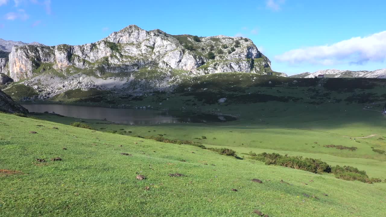 风景优美，绿色阳光山谷山湖背景航拍-欧洲之星，西班牙视频下载