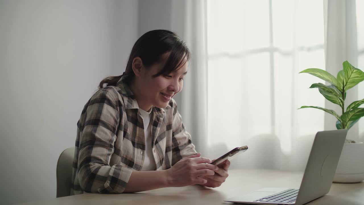 年轻女子用信用卡付款视频素材