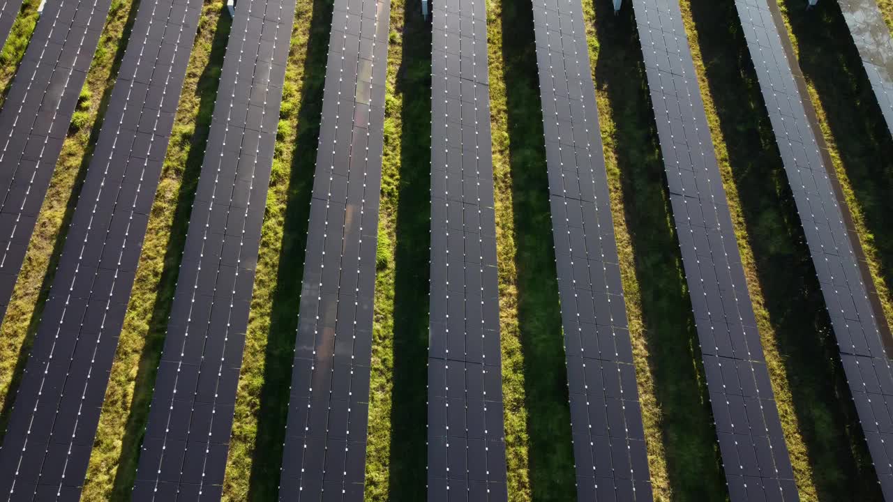 太阳能农场的光伏太阳能电池板视频素材