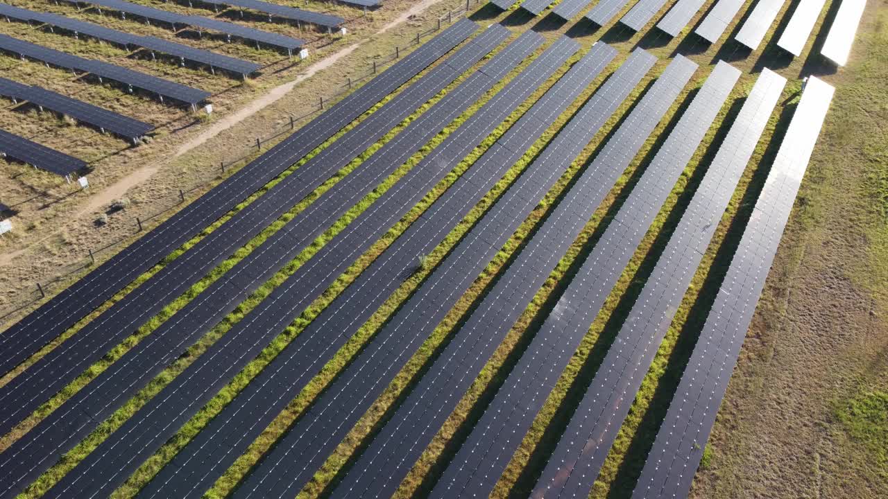 太阳能农场的光伏太阳能电池板视频素材