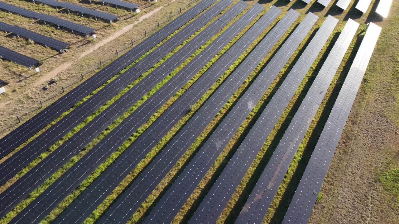 太阳能农场的光伏太阳能电池板视频素材