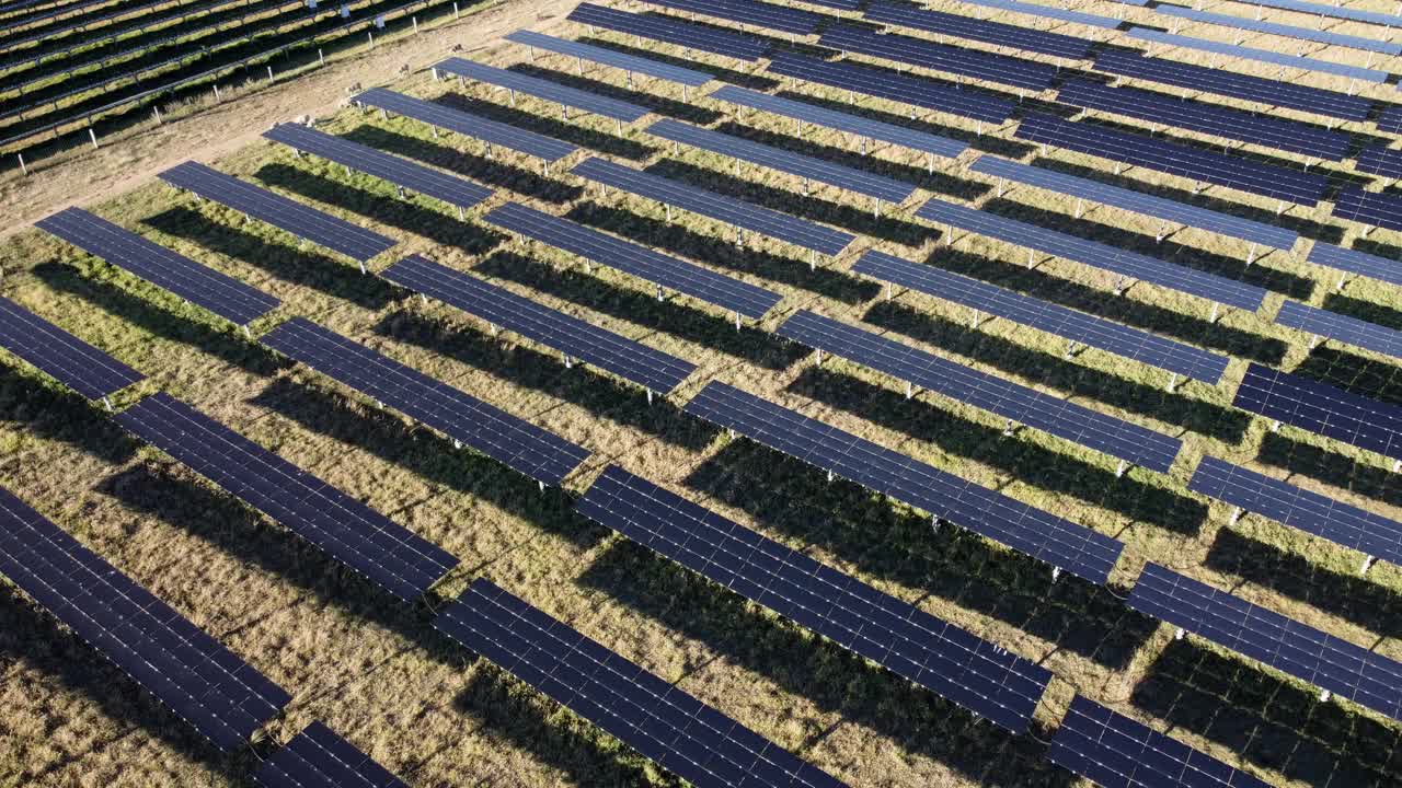 太阳能农场的光伏太阳能电池板视频素材