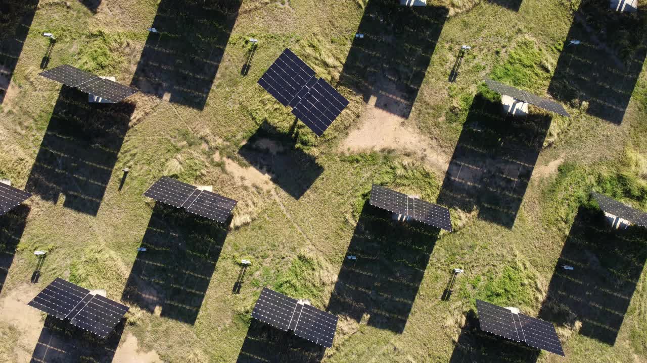 无人机拍摄的太阳能农场的太阳能电池板视频素材