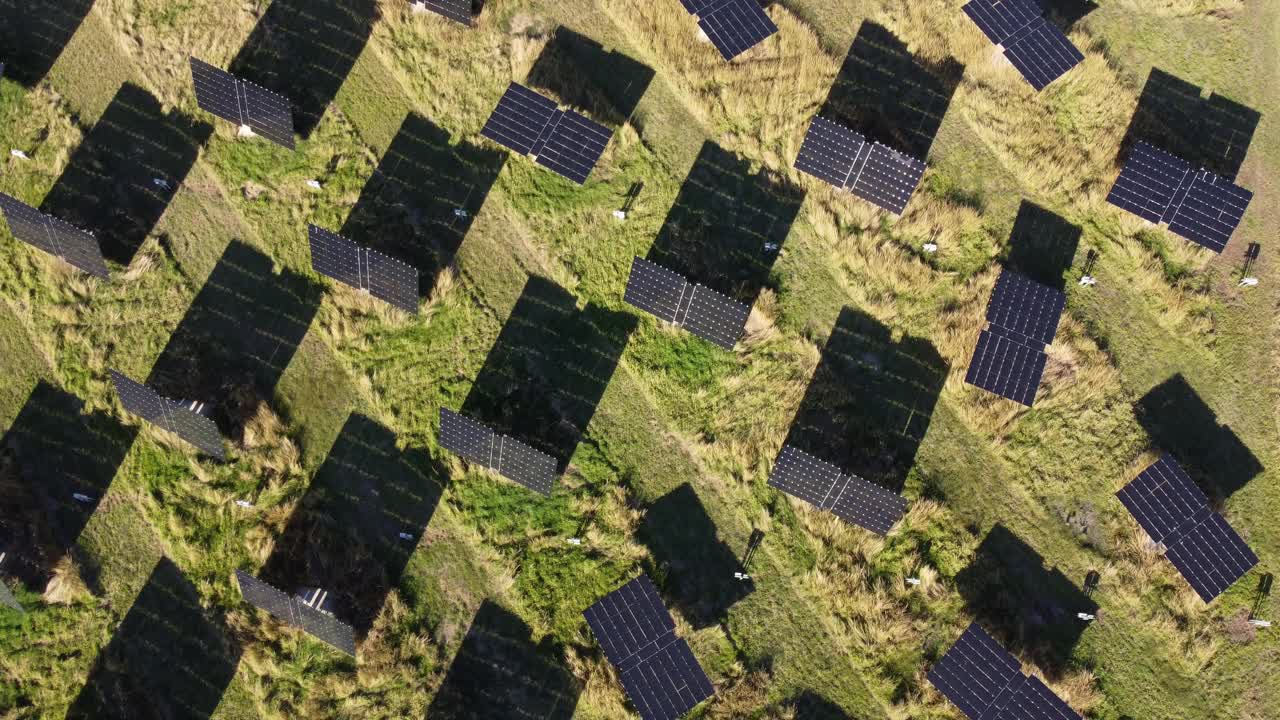 无人机拍摄的太阳能农场的太阳能电池板视频素材