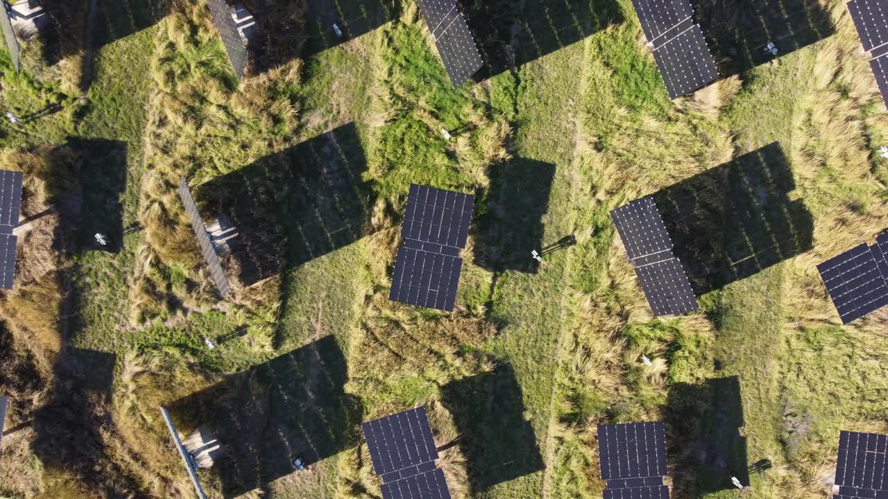 无人机拍摄的太阳能农场的太阳能电池板视频素材