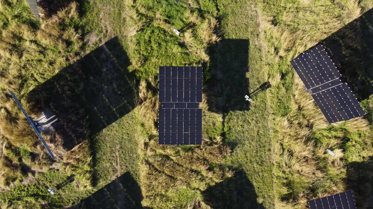 无人机拍摄的太阳能农场的太阳能电池板视频素材