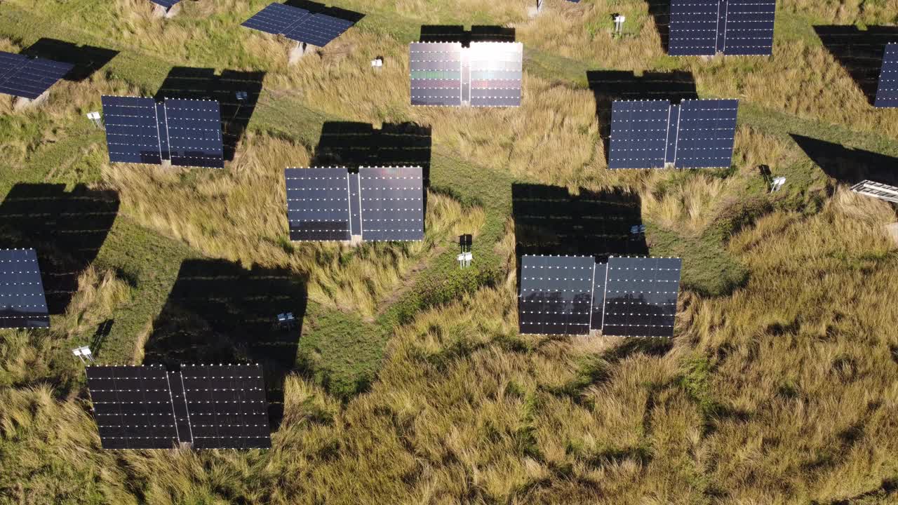 无人机拍摄的太阳能农场的太阳能电池板视频素材