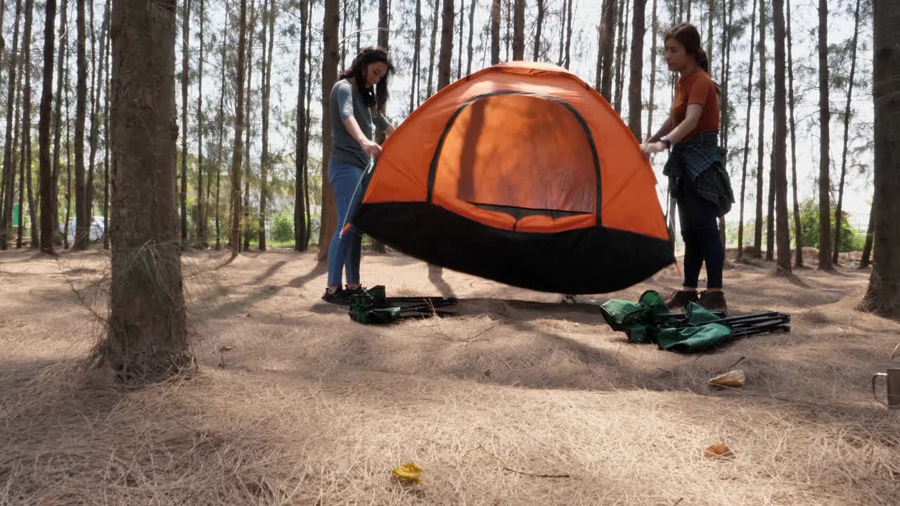 一群年轻的亚洲女孩露营，旅行和友谊的概念视频素材