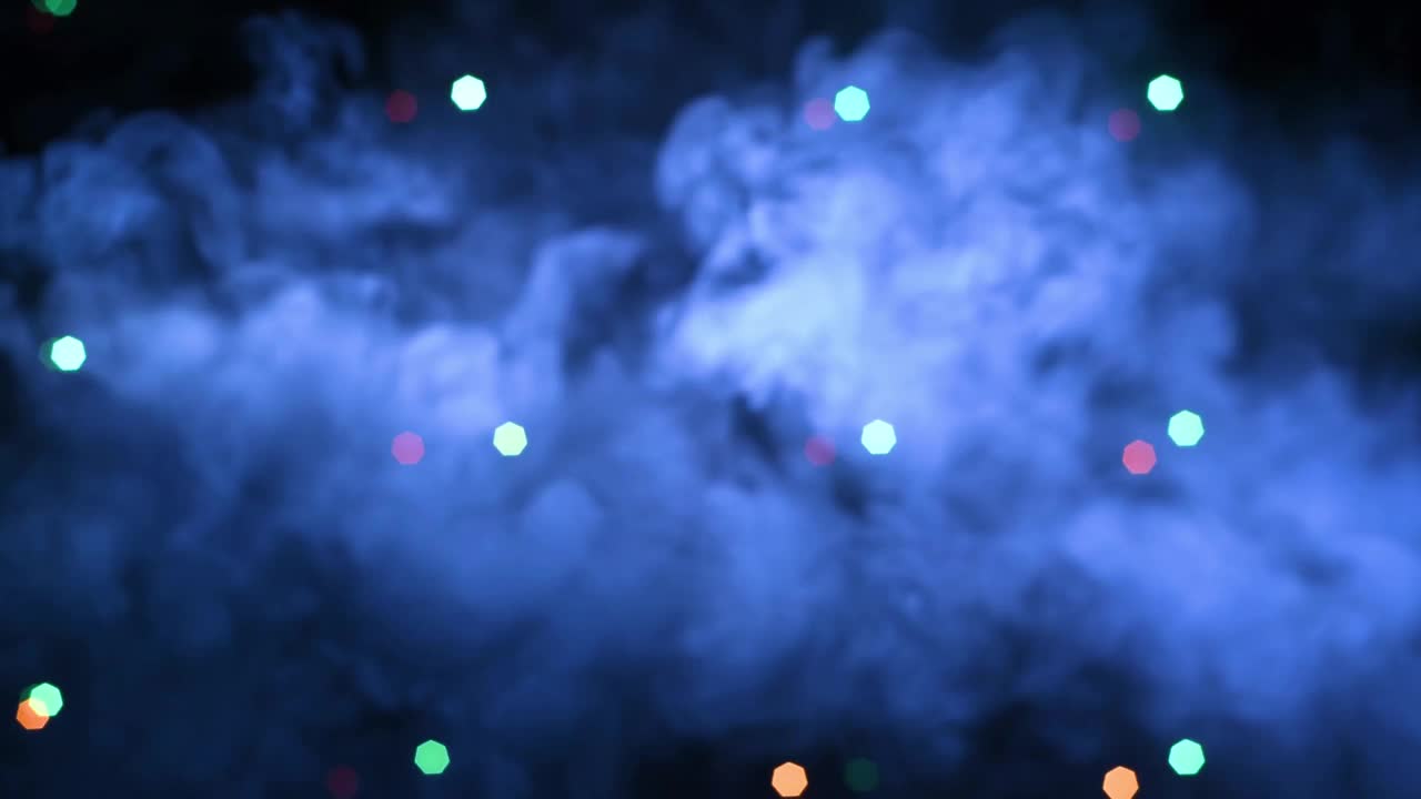 真实的烟雾与闪烁的彩色灯在黑色背景视频素材