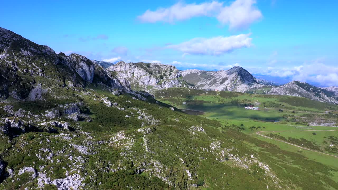 在阳光明媚的夏日，西班牙阿斯图里亚斯，Picos de Covadonga国家公园，从空中俯瞰拉哥斯德科瓦东加的岩石山脉视频下载