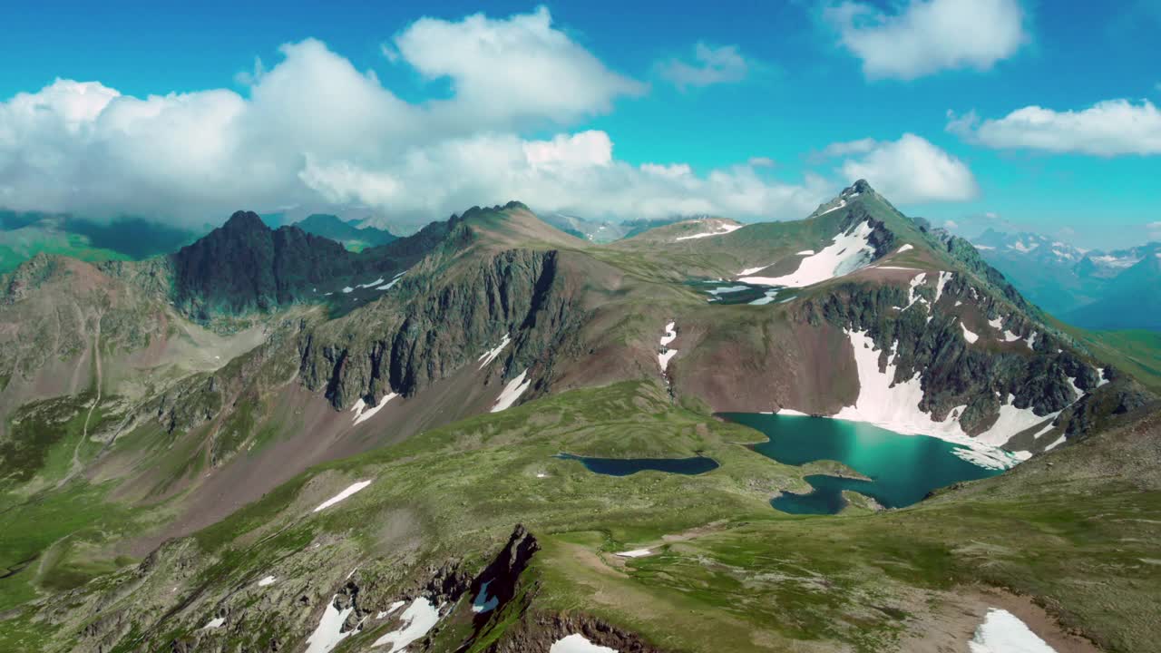 云朵松软的山地景观视频素材