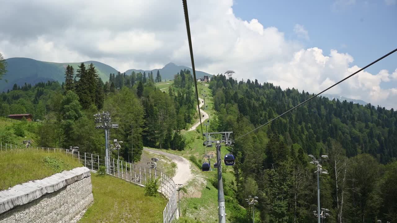 山上有缆车。夏天旅游。视频素材