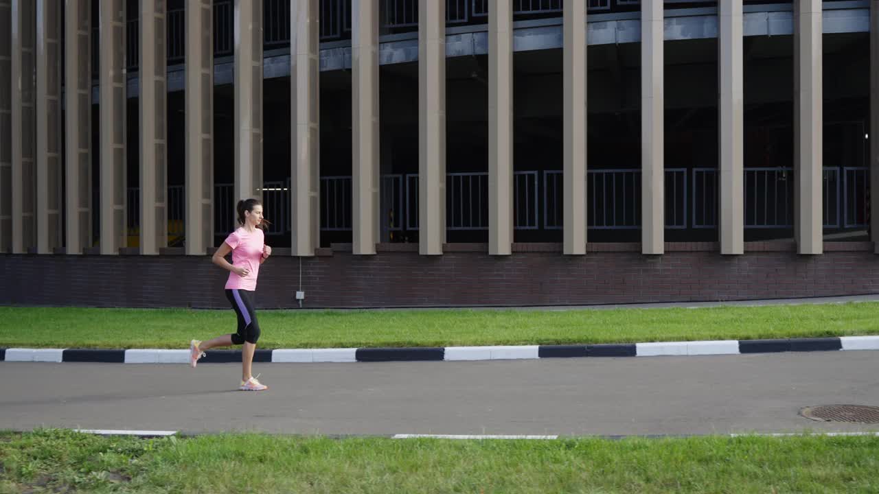 慢动作女人对着现代建筑慢跑视频素材