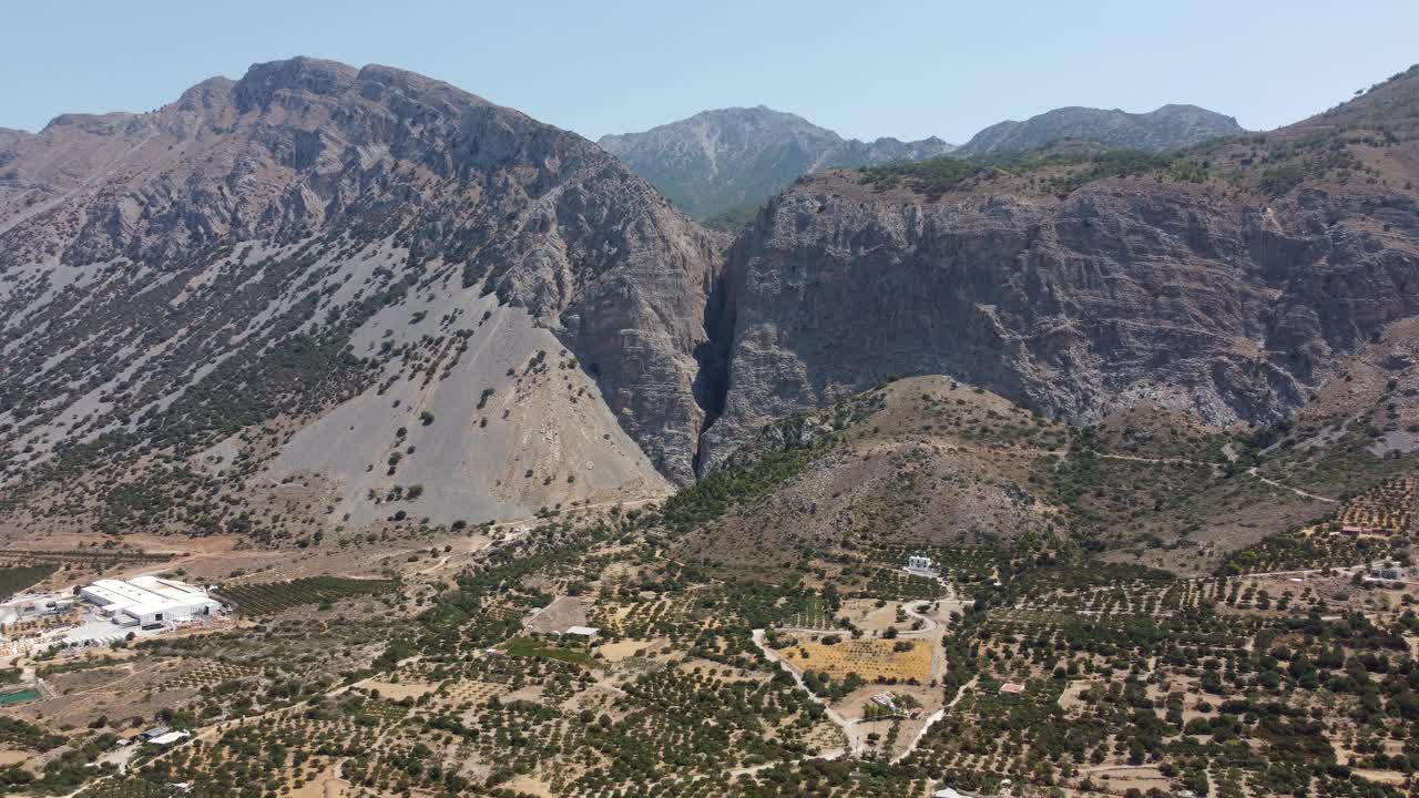 空中自然希腊风景与山，橄榄树和房屋在克里特岛。夏季度假旅游目的地。视频素材