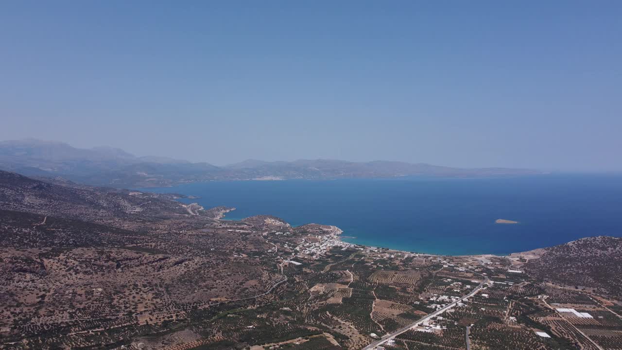 空中自然希腊风景与山，橄榄树和房屋在克里特岛。夏季度假旅游目的地。视频素材