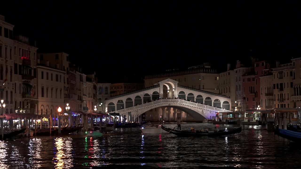 夜景里阿尔托桥上著名的运河地标全景视频素材