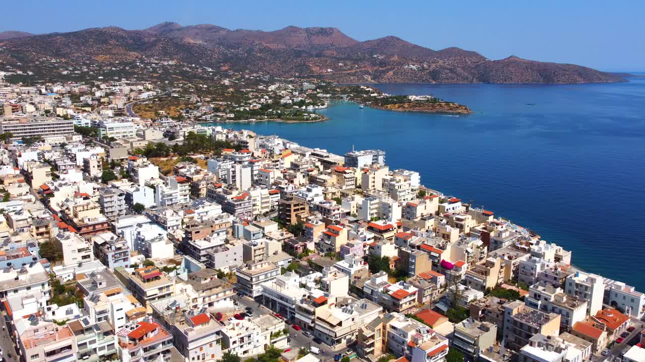 克里特岛,希腊。Voulismeni湖和Agios Nicholas镇的俯视图。航拍视频视频素材