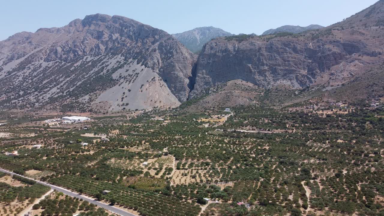 空中自然希腊风景与山，橄榄树和房屋在克里特岛。夏季度假旅游目的地。视频素材