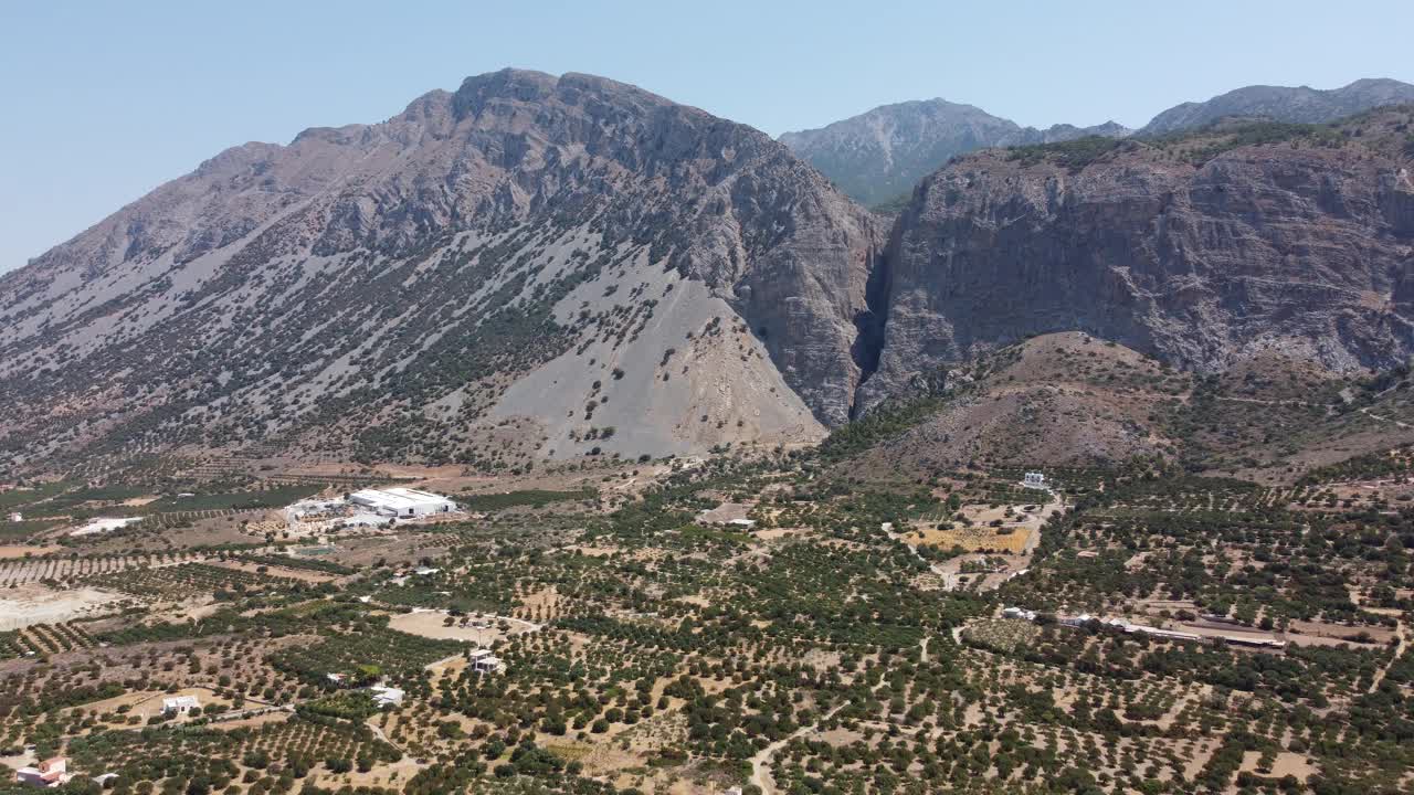 空中自然希腊风景与山，橄榄树和房屋在克里特岛。夏季度假旅游目的地。视频素材