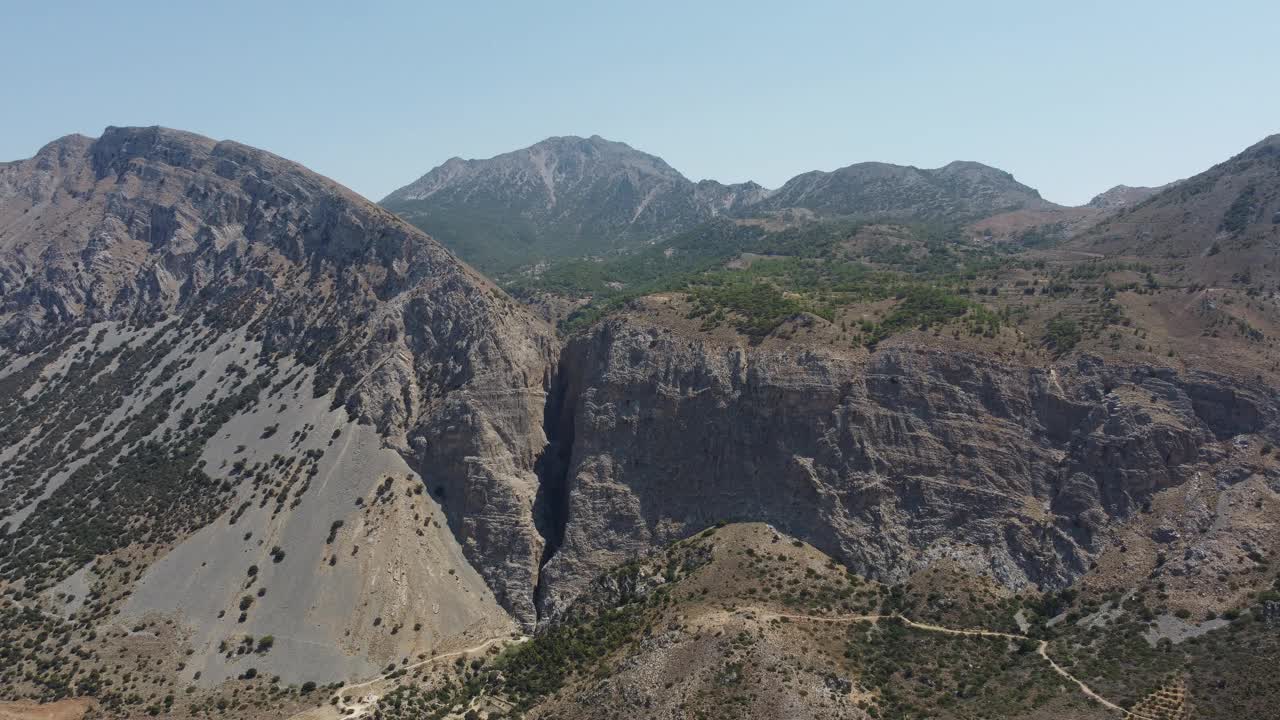 空中自然希腊风景与山，橄榄树和房屋在克里特岛。夏季度假旅游目的地。视频素材