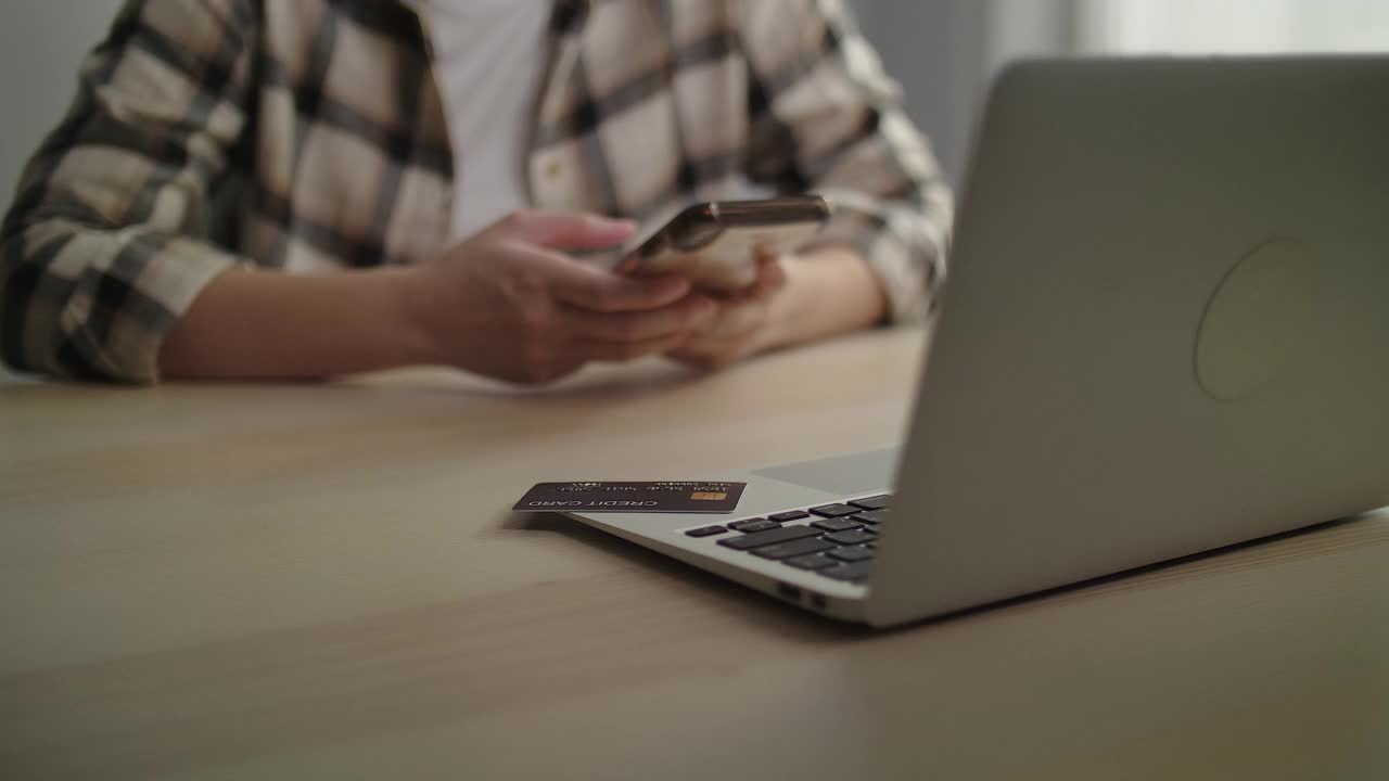 年轻女子用信用卡付款视频素材