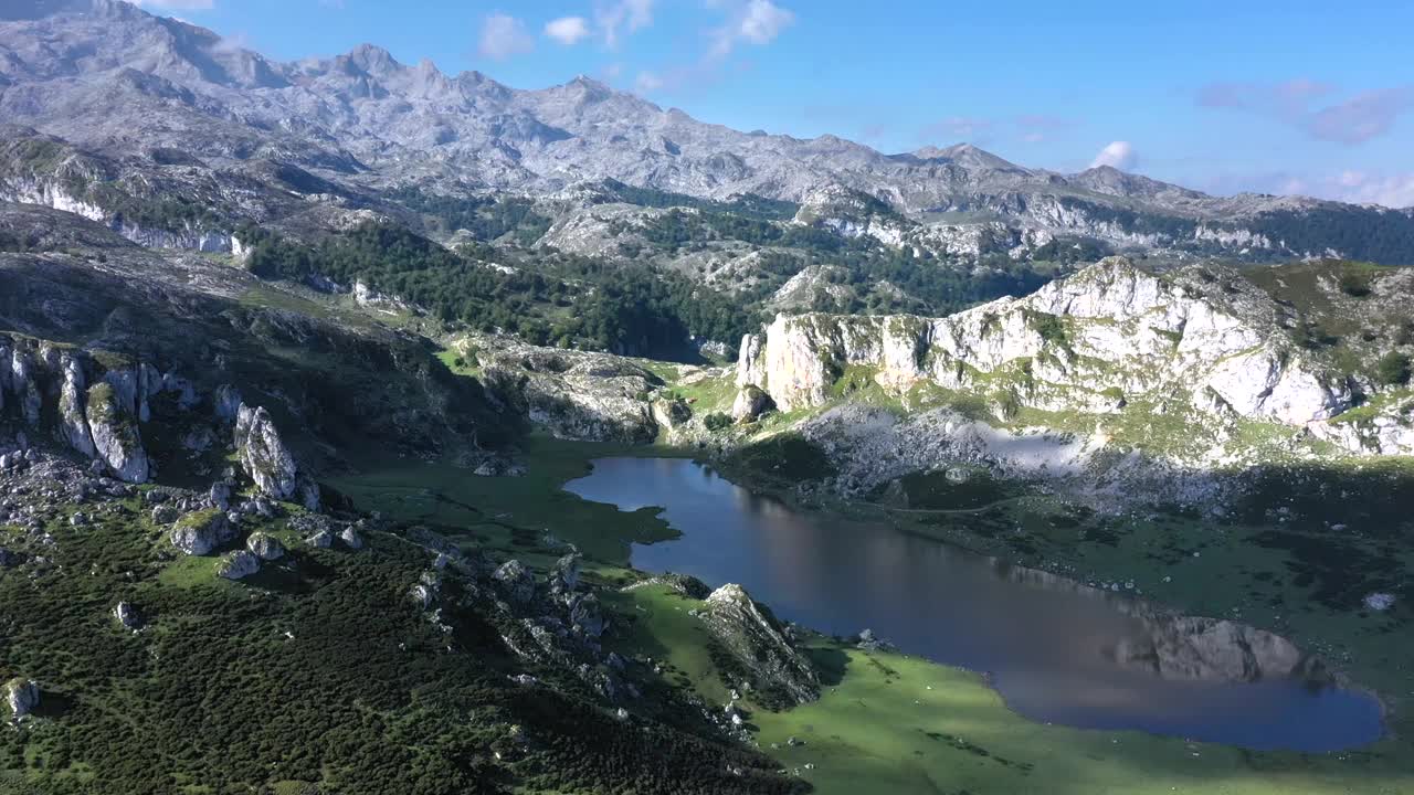 令人惊叹的Ercina湖和阿斯图里亚斯山脉的背景视频下载