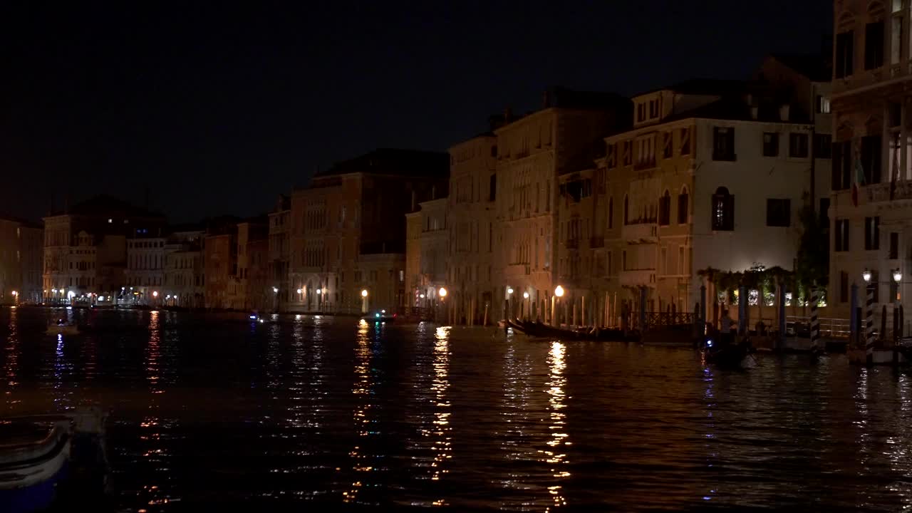 雾蒙蒙的夜晚，威尼斯运河与历史建筑。意大利。视频素材